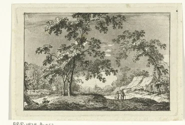 Waldreiche Landschaft mit zwei Spaziergängern