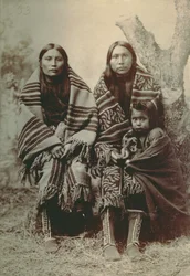 Zwei Comanche-Frauen und ein kleines Kind