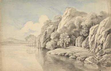 Flussufer mit hohen Felsen