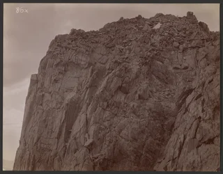 [Berggipfel mit Schuppen]