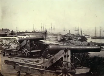 Rebellenbefestigungen und Kanonen in Yorktown