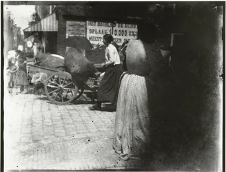 Geschäftigkeit in der Houtkopersdwarsstraat und der Jodenbreestraat in Amsterdam