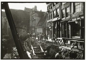 Bauarbeiter in und auf einer Baugrube an der Nieuwendijk in Amsterdam