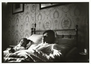 Marie Breitner und ein Mädchen beim Erwachen im Bett