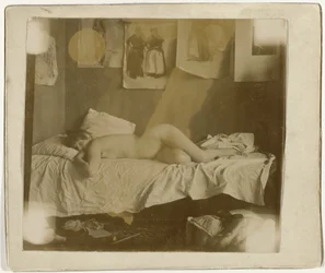 Marie Jordan nackt auf einem Bett liegend