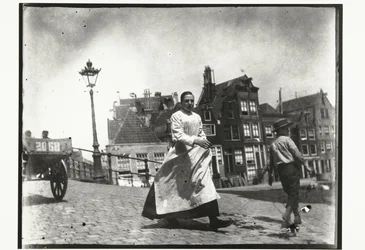 Straßenszene an der Kreuzung Lindengracht Lijnbaansgracht in Amsterdam