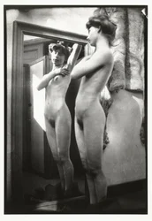 Weiblicher Akt vor Spiegel