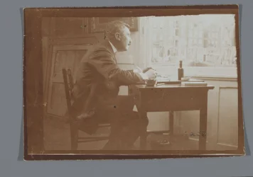 Willem Witsen an einem Schreibtisch in seinem Boot