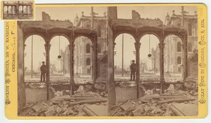 Stereograph des Gerichtsgebäudes, gesehen durch die Ruinen der Ostseite der Clark Street nach dem Chicago-Feuer von 1871, 1871