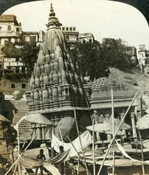 Tempel am Ufer des Ganges, Benares, Indien, ca. 1909
