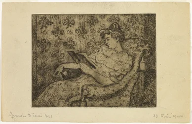 Sitzende Frau beim Lesen