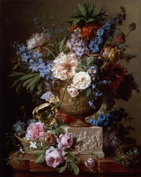 Stillleben mit Blumen in einer Steinvase auf einem Sockel