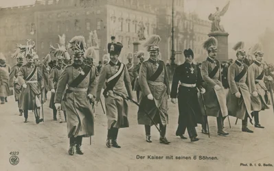 Kaiser Wilhelm II. von Deutschland mit seinen sechs Söhnen. Postkarte gesendet 1913.