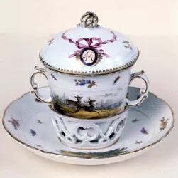 Porzellantasse aus dem 19. Jahrhundert (zum Trinken heißer Getränke). Deutsche Herstellung. Besançon, Museum der Schönen Künste