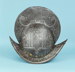 Ein Kamm-Morion, graviert mit Cherubimköpfen, Sphinxen und geflügelten Pferden, in der Mitte ein pseudo-klassischer Krieger in zeitgenössischer Rüstung mit Schwert und Schild