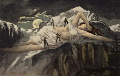 Eine nackte Frau auf einem Berghang, der von Bergsteigern erklommen wird, während der Mond zusieht