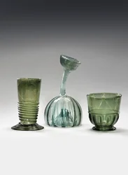 Ein Waldglasbecher, ein Strangenglas und ein Kuttrolf