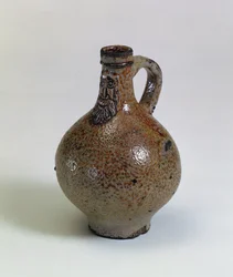 Bartmannkrug oder Bellarmine-Weinflasche mit einem aufgesetzten bärtigen Gesicht, Deutschland, ca. 1630-40