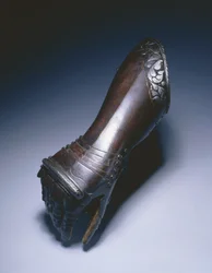 Schwarz-weißer Ellbogenhandschuh für die rechte Hand, ca. 1570