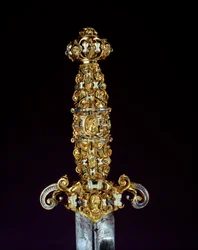 Dolchgriff in Silber, Gold und Emaille. Realisiert von der deutschen Schule