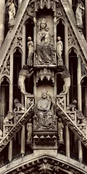 Detail der Jungfrau und des Kindes, vom Giebel über dem zentralen Portal an der Westfassade, begonnen 1277