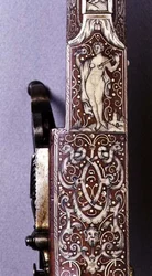 Griff eines Radschlossgewehrs, verziert mit Elfenbeinfiguren und Arabesken