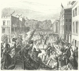 König Friedrich Wilhelm IV. von Preußen reitet an der Berliner Universität vorbei auf dem Weg zu einer Massenbeerdigung von Zivilisten, die bei Unruhen getötet wurden, 21. März 1848 (Stich)