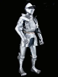 "Maximilian" Feldrüstung der "Fico"-Gruppe, mit zugehörigem Helm, ca. 1525-30, dekoriert ca. 1805 (geätzter Stahl mit modernem Leder und Restaurierungen)