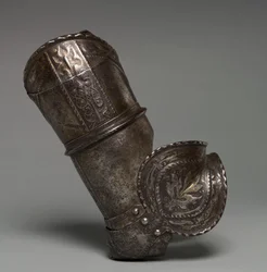 Rechte Armpanzerung eines Jungen