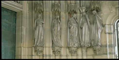 Die fünf törichten Jungfrauen, Gewändefiguren vom Paradiesportal, Figuren um 1250 geschnitzt, Vorhalle um 1350 gebaut