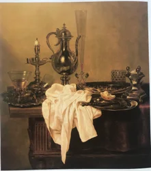 Stillleben mit Krug, Platten, Kerzenhalter, Salzfass und Glaswaren auf einem Tisch