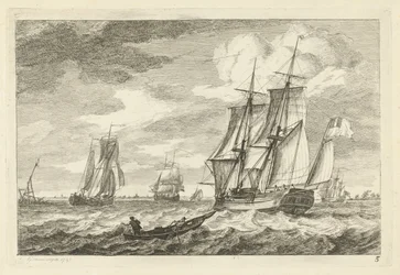 Brigg und andere Schiffe auf einem breiten Wasser