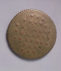 Linsenförmiges Gewicht mit Kupfereinsätzen (Messing)