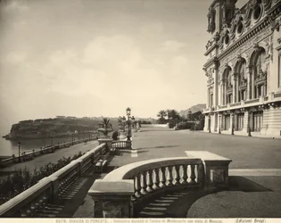 Aussicht vor dem Montecarlo Casino, Monaco in der Ferne sichtbar