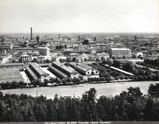 Panoramablick auf Bologna mit einigen Fabriken.