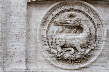 Wappen an der Fassade der Kirche St. Louis der Franzosen