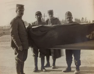Album "Bilder des Krieges II": Italienische Soldaten tragen den Sarg eines Gefallenen des Großen Krieges (s/w Foto)