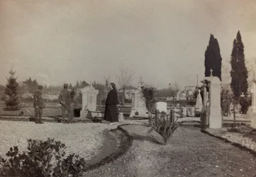Album "Bilder des Krieges II": Soldaten und Rotes Kreuz besuchen den Friedhof von Gradisca (s/w Foto)