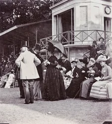 Zuschauer auf den Tribünen kontrollieren den Ausgang eines Rennens auf der Rennbahn im Cascine-Park: J. Halphon, Miss Serjeaf, Herzogin von Brindisi, Herzogin von Rohorn, Gräfin Della Gherardesca, Marquis Bellisomi, Gondi