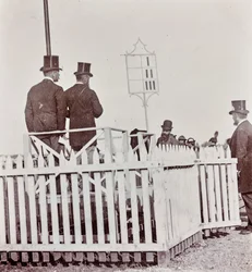 Zuschauer auf der Rennbahn im Cascine Park: Max Stiozzi Marquis, Marquis Malaspina Azzolino, Arnaldo Pozzolini und der Abgeordnete Marquis Torrigiani