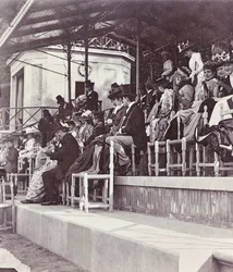 Zuschauer auf der Rennbahn im Cascine Park: die Gräfin Cenami mit ihren Töchtern, Levi, Conte Gondi, Frau Van der Keim und Stieftochter