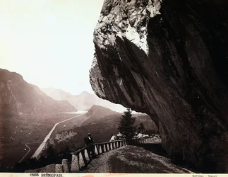 Eine Straße in den Brünigpass-Bergen in der Schweiz