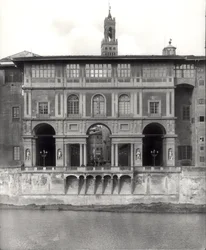 Fassade der Uffizien-Galerie am Lungarno Torrigiani