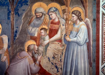 Die Anbetung der Heiligen Drei Könige. Detail zeigt den Magier, der vor Jesus in den Armen von Maria zwischen dem Engel und dem Heiligen Josef niederkniet (Fresko)