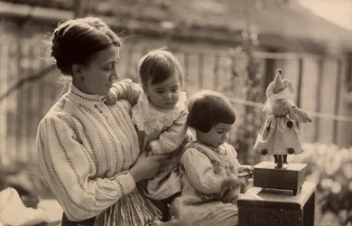 Frau mit Babys und Puppe