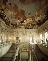 Ansicht der großen Treppe und der von Giovanni Battista (Giambattista) Tiepolo (1696-1770) dekorierten Decke, die die Allegorie der fünf Kontinente darstellt. 1753 Palast von Würzburg, realisiert von Architekt Johann Balthasar Neumann (1687-1753) Deutschla