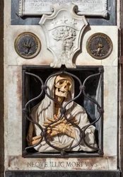 Der Tod im Gefängnis, aus dem Grab von Gisleni (Polychrome Marmorskulptur)