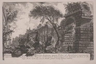 Antikes Aquädukt der Acqua Marcia an den von Aurelian errichteten Stadtmauern