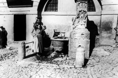 Frauen an einem Brunnen
