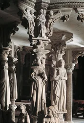 Detail der skulptierten Gruppen, die den Stuhl von Giovanni Pisano (1248-1314) stützen: Die Kirche nährt ihre Kinder (Detail) 1302-1311 Kathedrale von Pisa (Duomo di Pisa), Italien